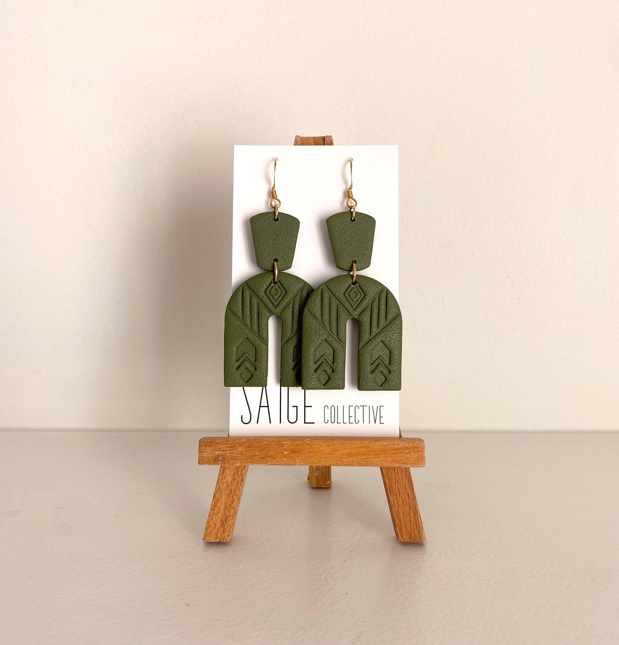Saige Collective - Vendita all'ingrosso Orecchini pendenti - Avery - Orecchini in argilla di oliva testurizzata0