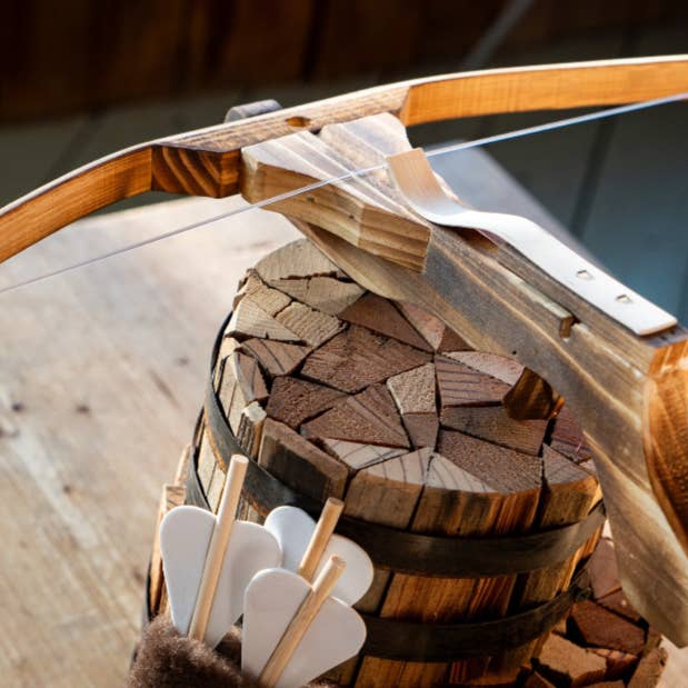 Arbalète jouet de 18" avec flèches et carquois en feutre pour la vente par Backwoods Provisions