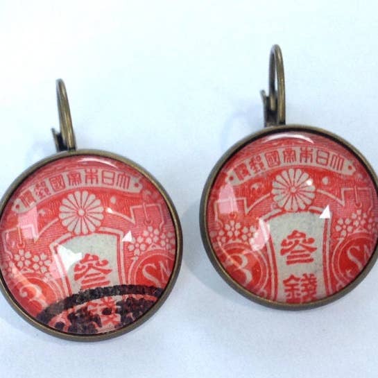 Francobollo giapponese del 1914 - Gioielli con francobolli - collana con francobolli vintage - finitura in bronzo antico per la vendita all'ingrosso da parte di Postage Stamp Jewelry