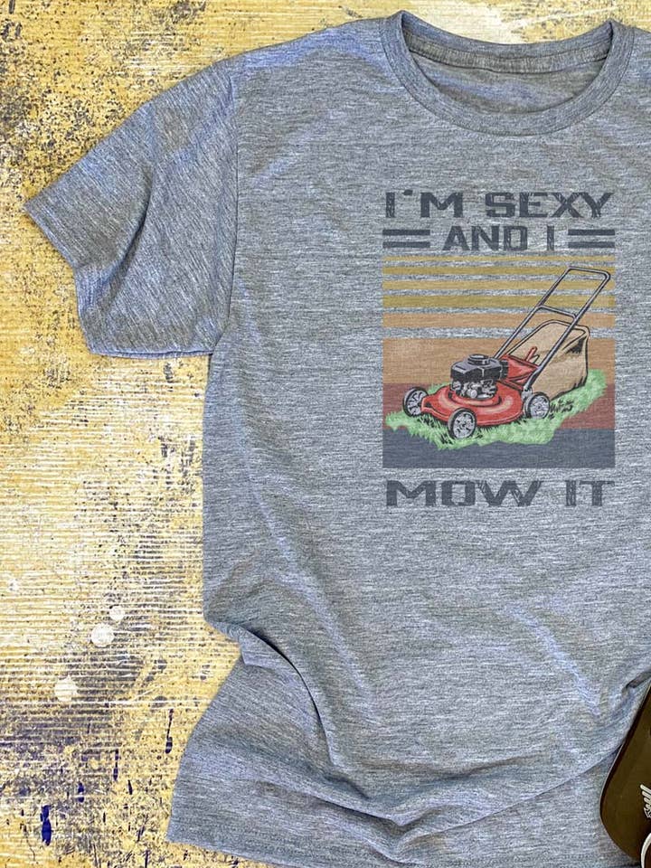 T-shirt unisexe en polyester Dri-Power "Sexy & I Mow It" pour la vente par Wholesale Accessory Market
