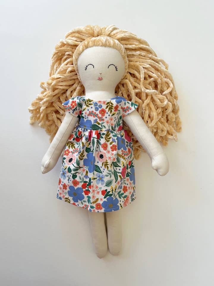 Mångfaldig mångkulturell handgjord docka - skugga 5 för wholesale av The Linnea Company