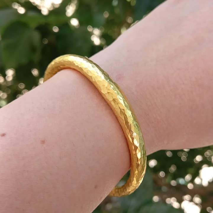 Hamret guld manchet armbånd, guld armbånd for engroshandel hos Aline Bassani