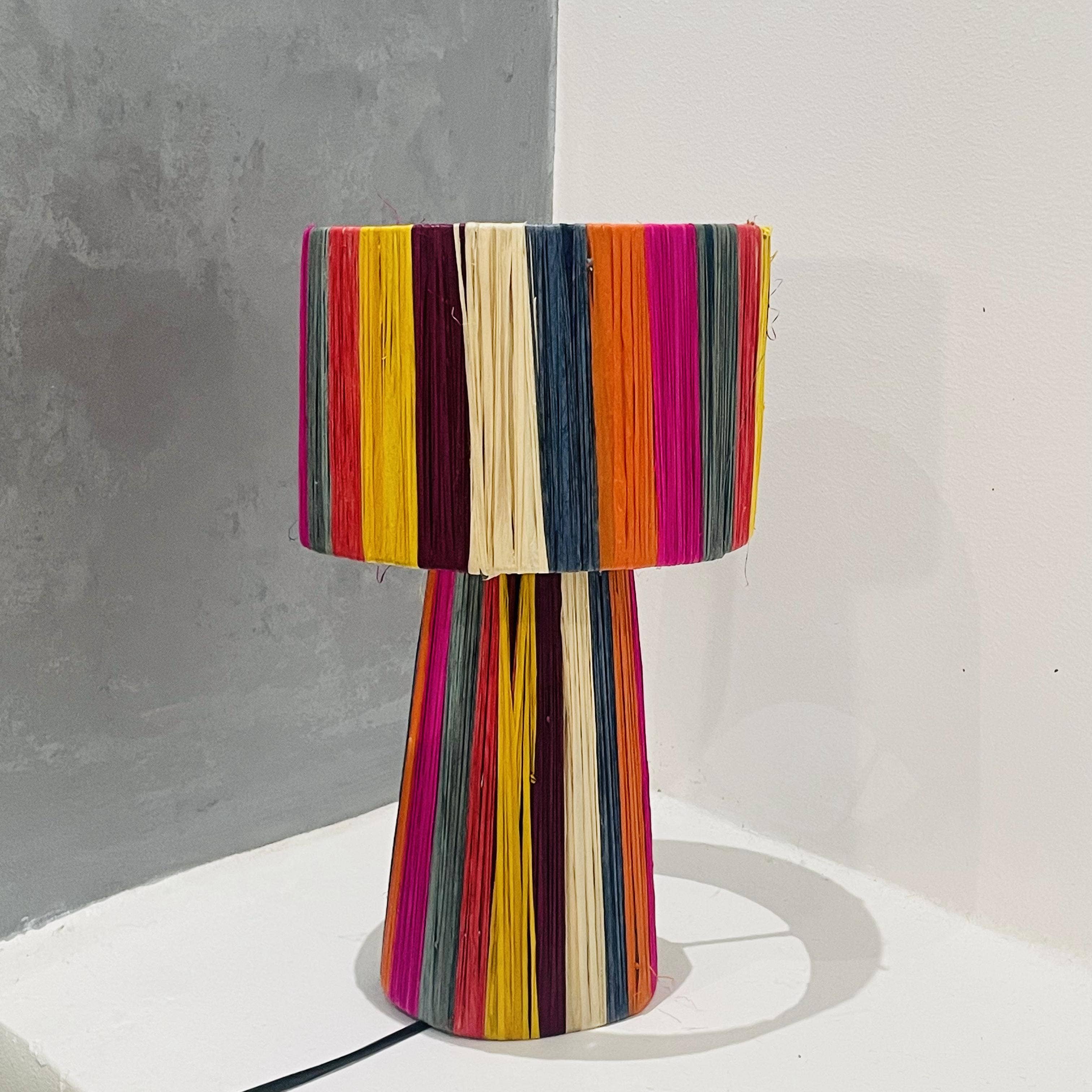 LeBazare - Wholesale Accent/Desk Lamp - Lampe de table en raphia rayée multicolore faite à la main, lampe marocaine0