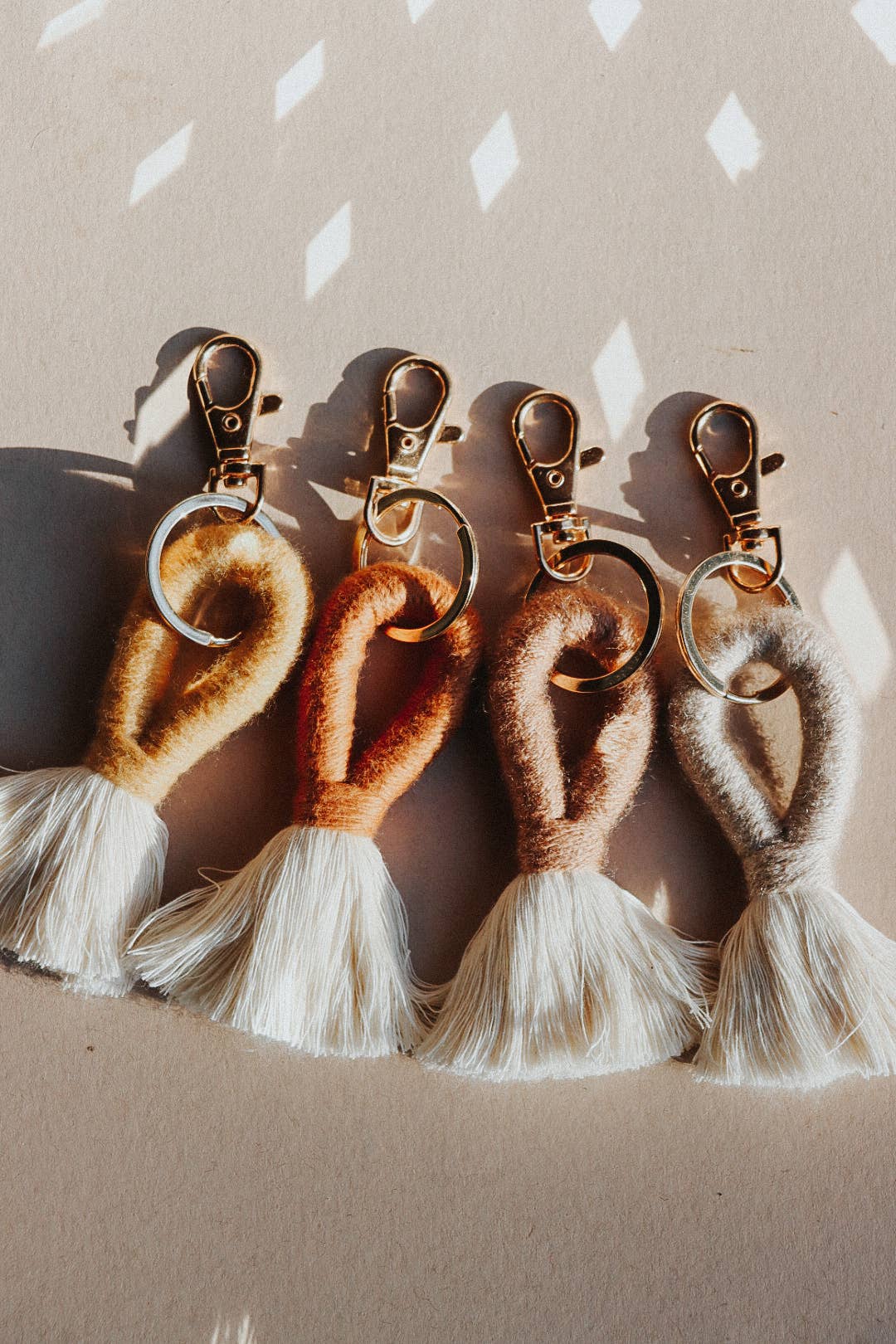 DayCrafter – Großhandel Schlüsselanhänger – Damen – Mini-Schlüsselanhänger mit Quaste - Boho Keychain1