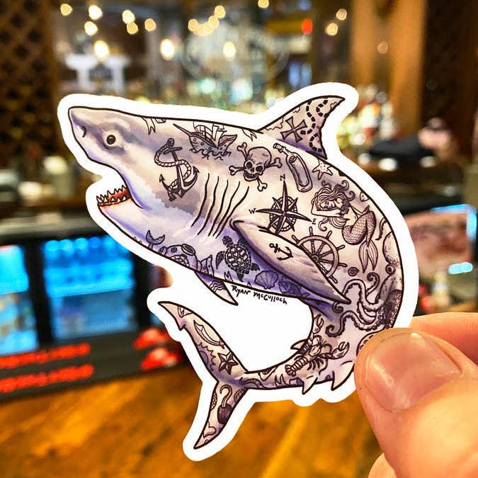 Ryan McCulloch Art - Venta al por mayor Pegatina - PEGATINA DE VINILO: Tattoo Shark (con tatuajes náuticos vintage)