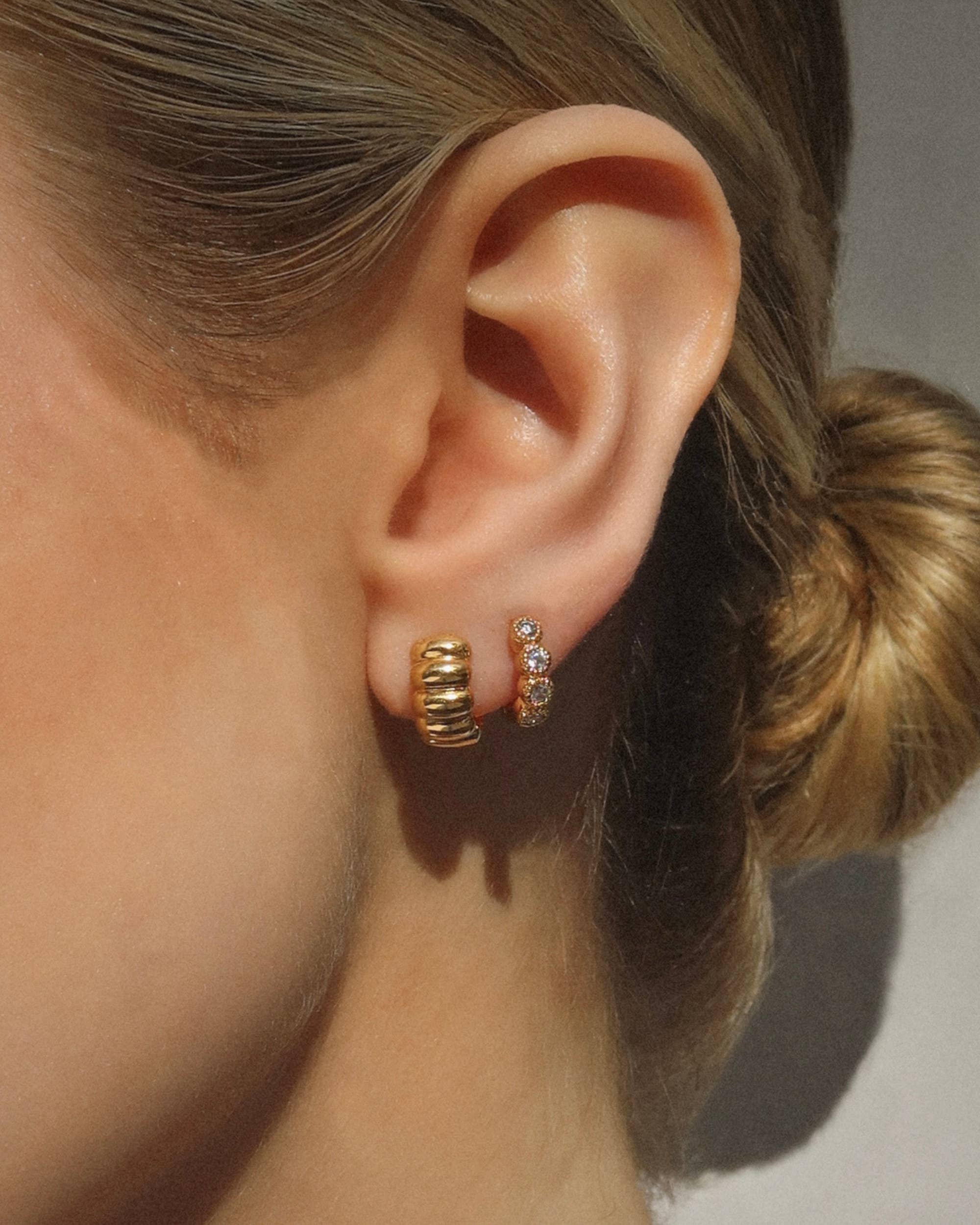 Mod + Jo – wholesale Huggieörhängen – Hilary Milgrain Huggies1