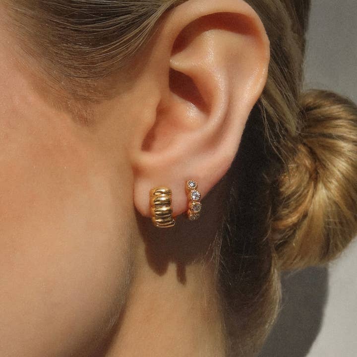 Mod + Jo – wholesale Huggieörhängen – Hilary Milgrain Huggies1