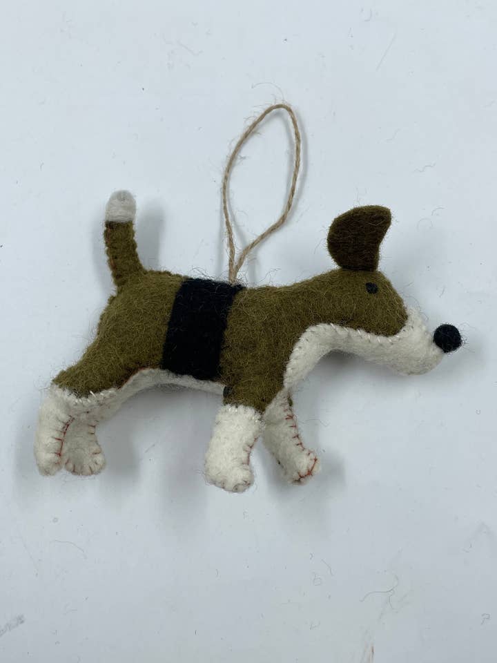 Llavero de perro hecho a mano de fieltro lindo en mezcla de verde y blanco para venta al por mayor de Funky Yak Ltd