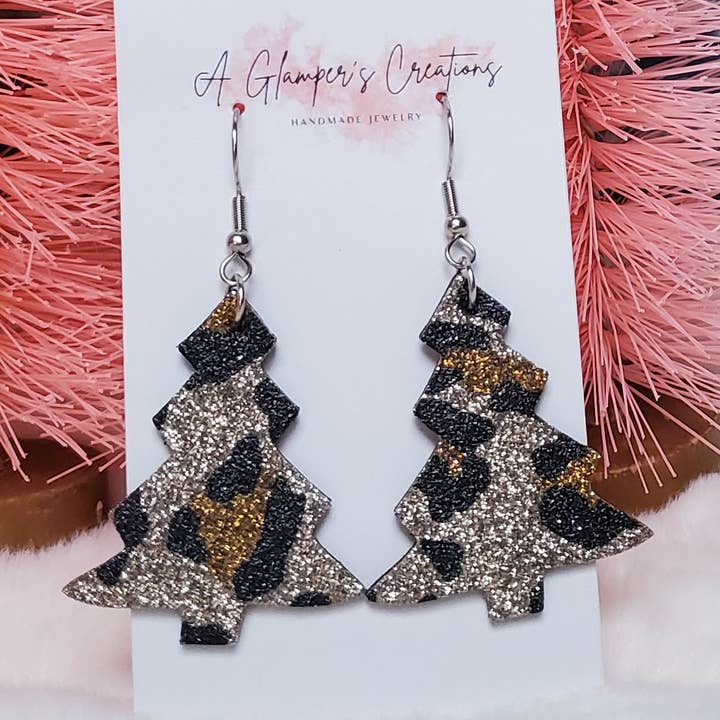Weihnachtsbaum-Lederohrringe mit Leopardenmuster für den Großhandel von A Glamper's Creations LLC