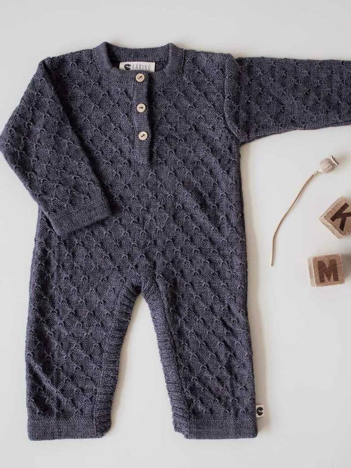 STICKAD BABYGROW för wholesale av KARINÚ
