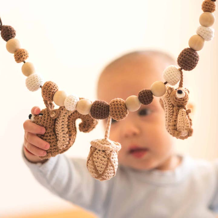 SindiBaba – Großhandel Kinderwagenabdeckung/-zubehör – Baby – Gehäkelte Kinderwagenkette Eichhörnchen NUTTY in Braun