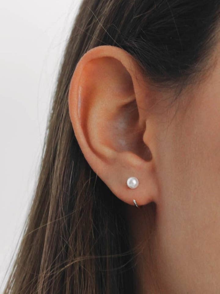 925 Silver - Pearl Huggies för wholesale av REDCHERRYBLVD