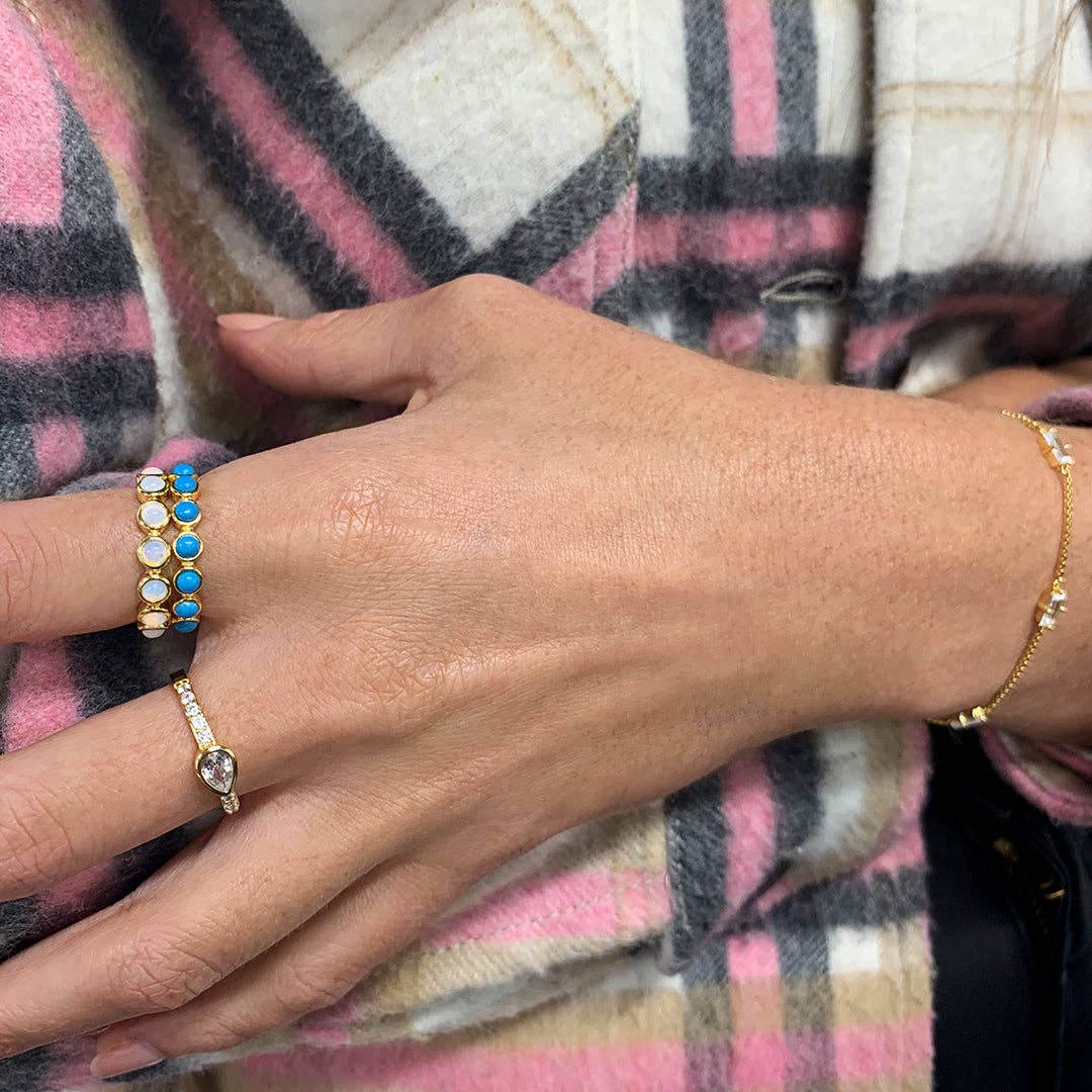 Adornia - Vendita all'ingrosso Anelli multipietra - Anello a fascia eternity con turchese e castone da 4 mm dorato1