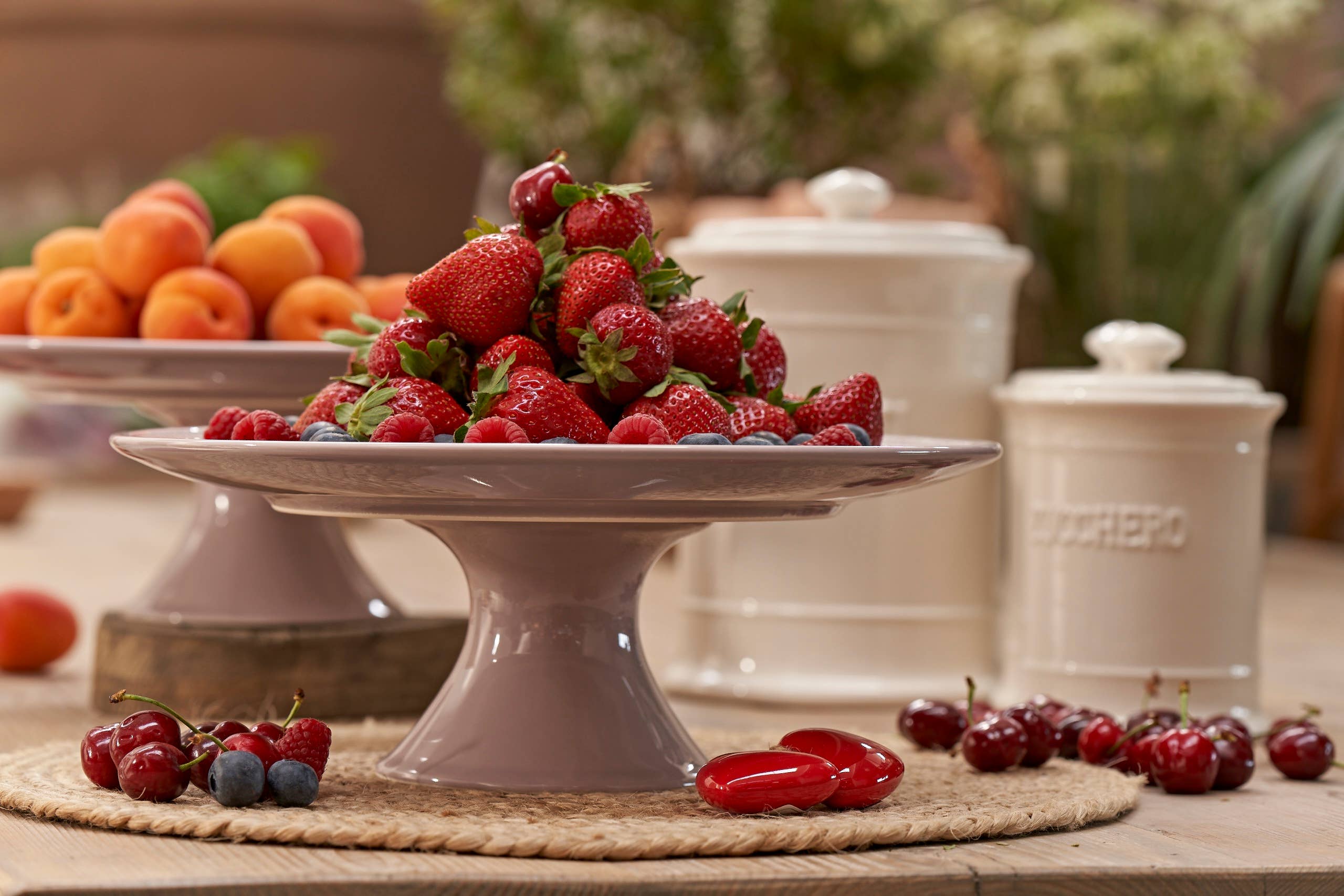 Luxe Lodge - Wholesale Cake Stand - Ceramic lift1