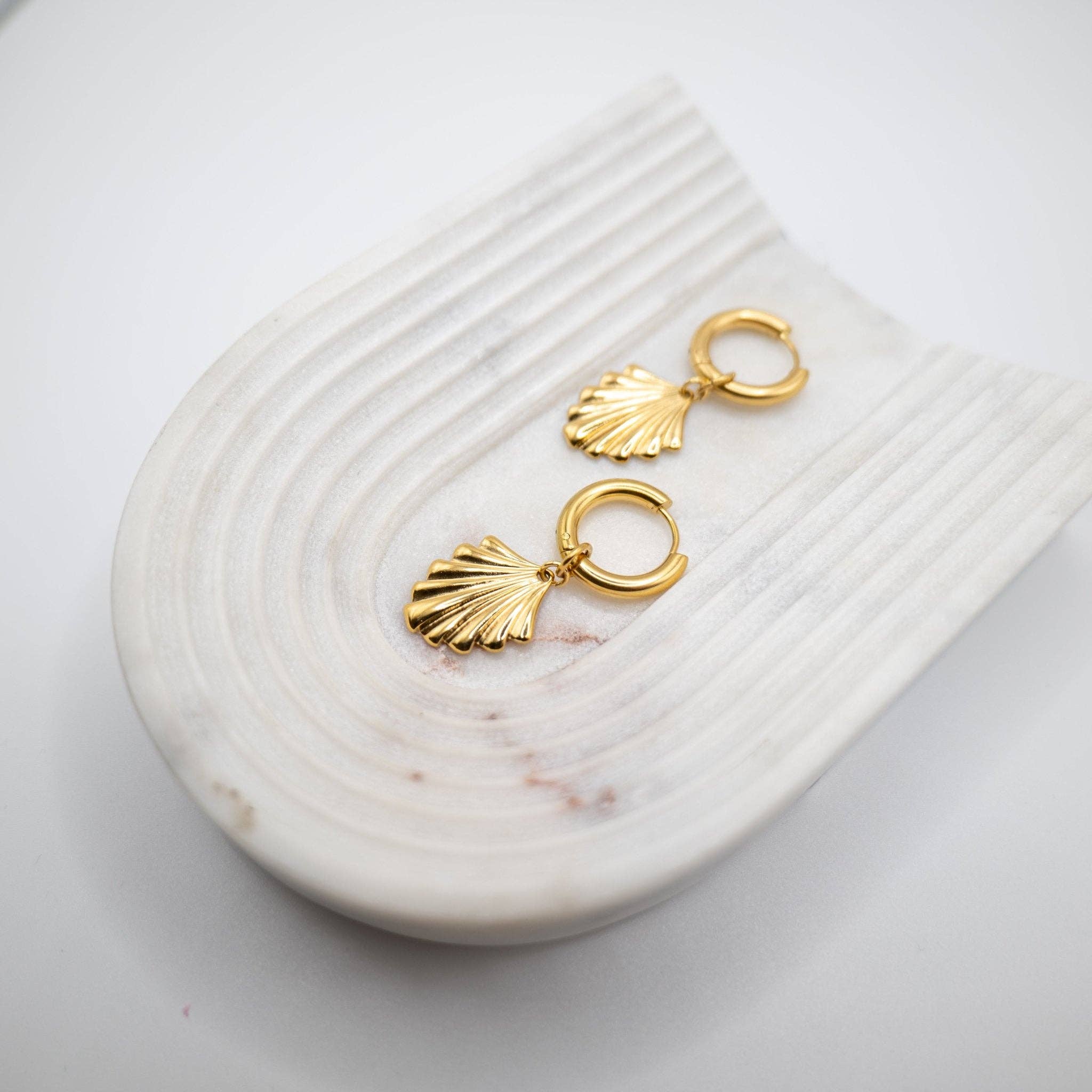 DUESTELLE ITALIA – brincos huggies por atacado – Brincos argola com pingente de concha banhados a ouro 18k3