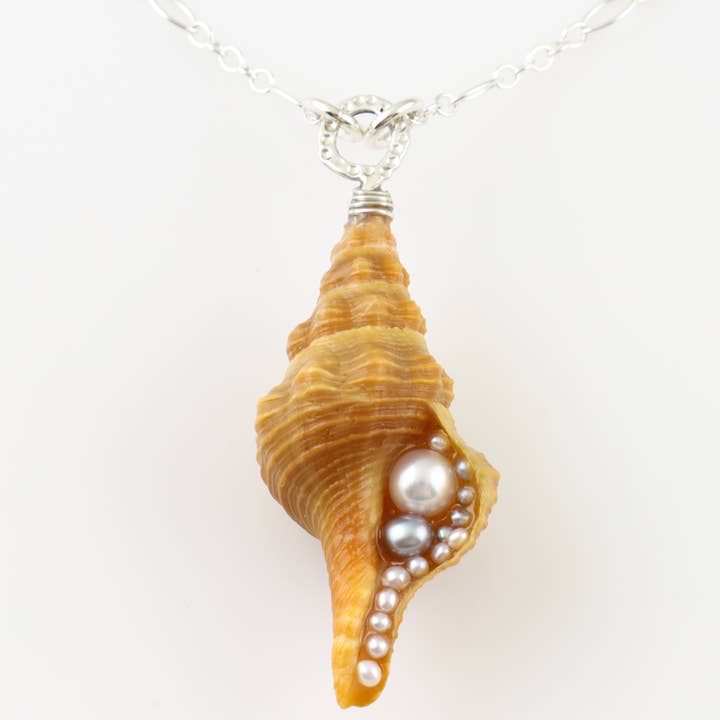Pendentif coquille de conque de cheval avec perles d'eau douce pour la vente par Set Adrift Designs