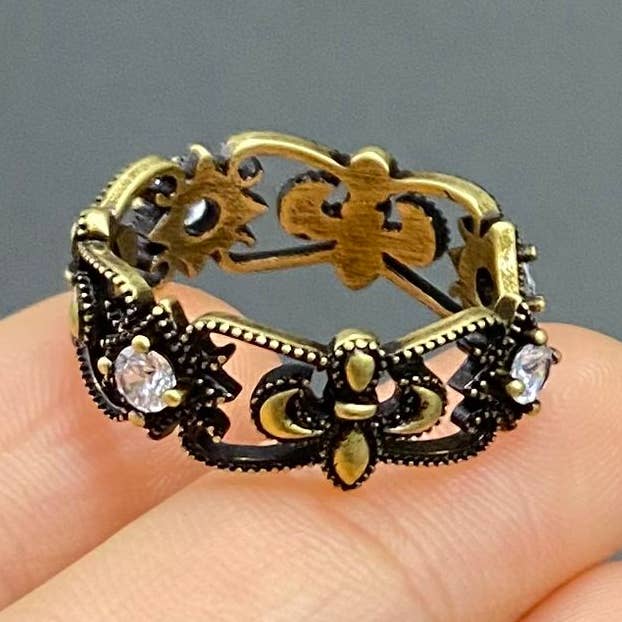 Bague Vintage en Bronze Creux avec Zircon Cubique Ajustable pour la vente par Mio Queena