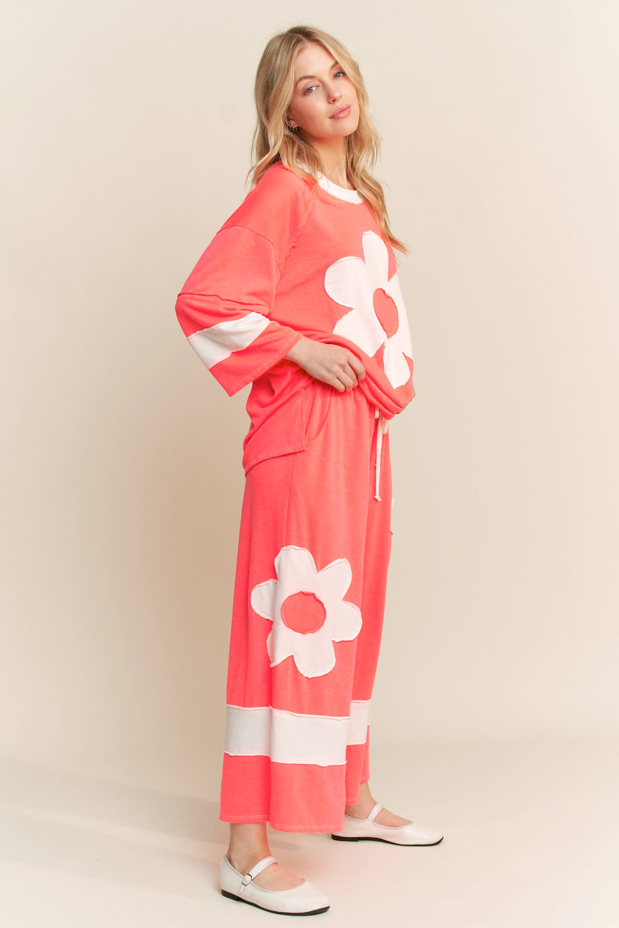 J.Her – Calças - Mulher por atacado – Calças de Perna Larga com Lavagem Mineral e Remendos de Flores HP633410