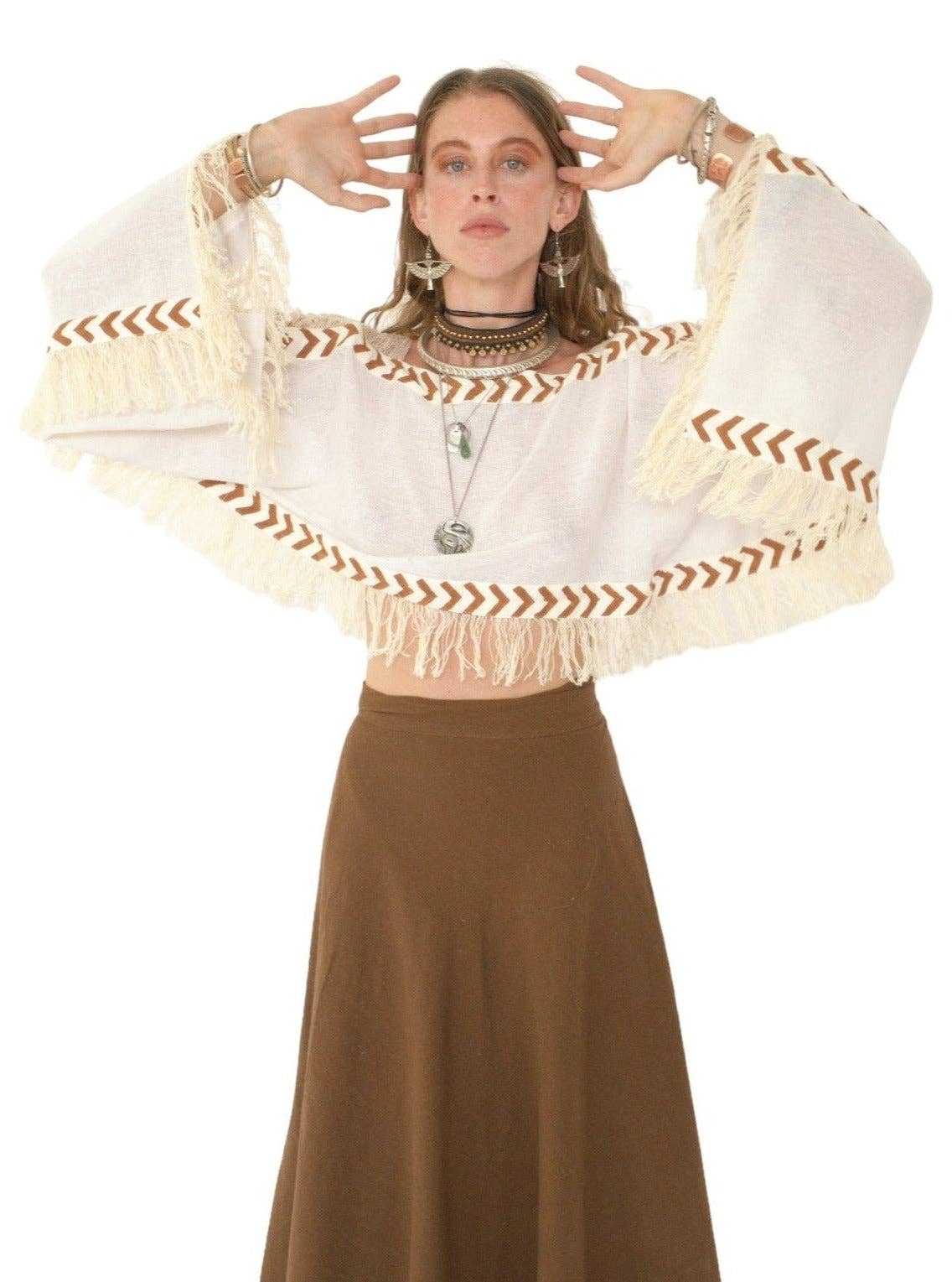 Sacred Ceremony – wholesale Blus - Dam – Vit Långärmad Crop Top med fransar3