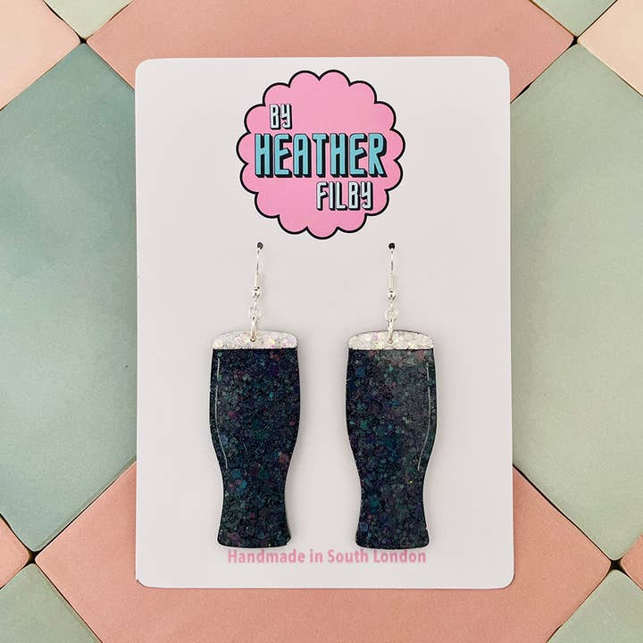 Brincos de Resina com Purpurina em Forma de Copo de Cerveja por atacado de By Heather Filby