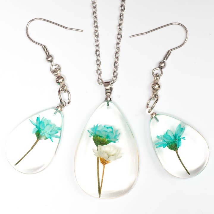 Collier Fleur Orb Bea bleu-blanc pour la vente par Hanami Real Flower Jewelry
