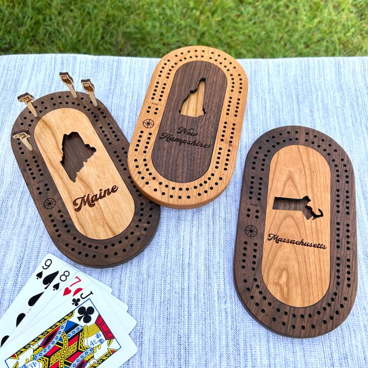 Cast & Carve - Wholesale Board Game - US States Mini Travel Cribbage Board Set with Custom Pegs