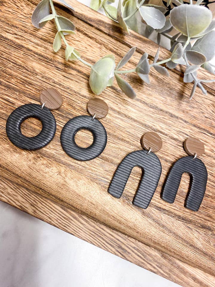 Svarta och bruna Boho örhängen för wholesale av McKinley Clay