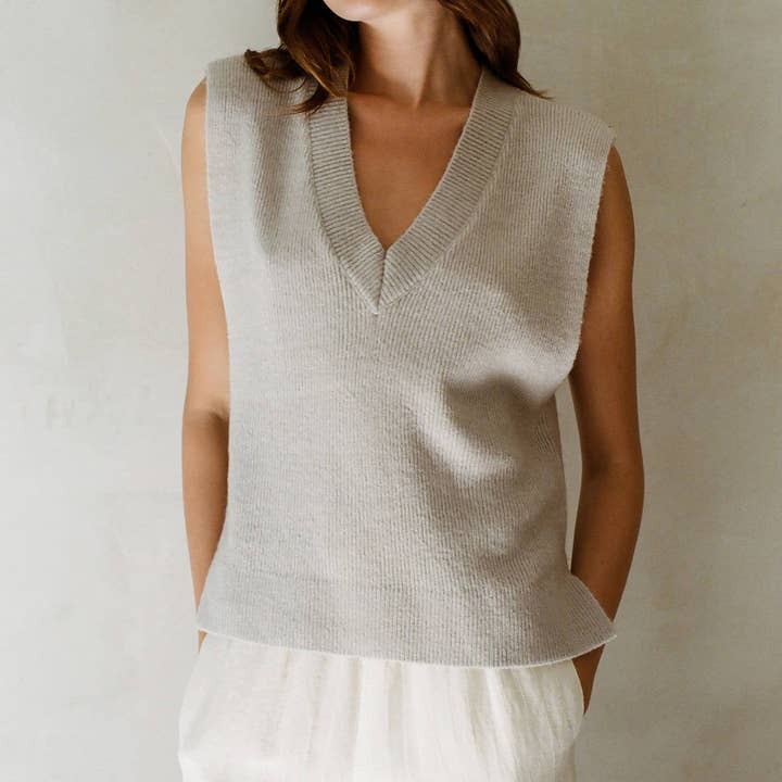 AW1022 | Maglione in maglia con scollo a V e spacchi laterali per la vendita all'ingrosso da parte di a.ren