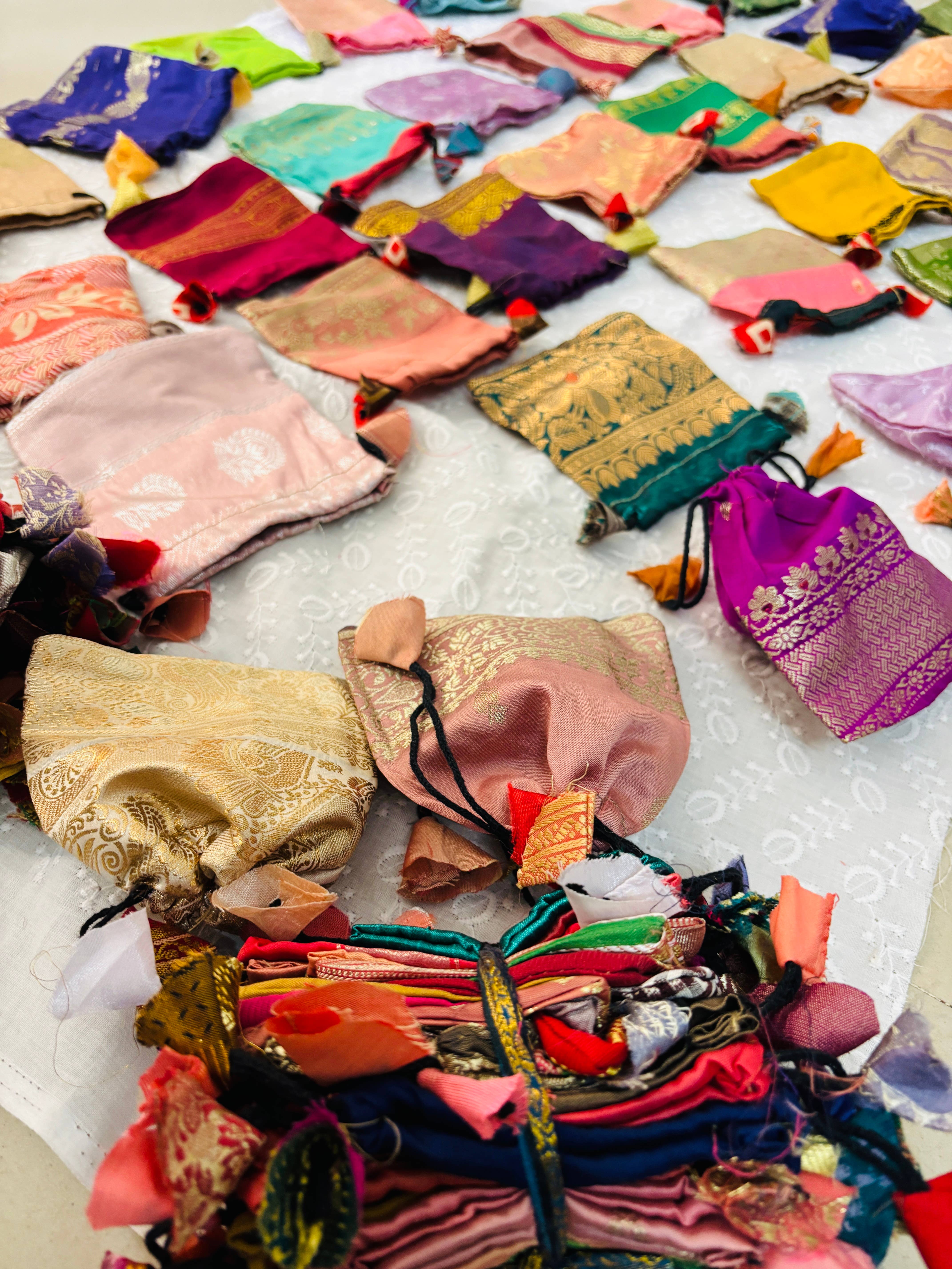 Meghcraft - Vente Set de pochettes cadeaux - Pochettes à cordon en soie indienne - Sac cadeau en satin 10 x 10 cm1