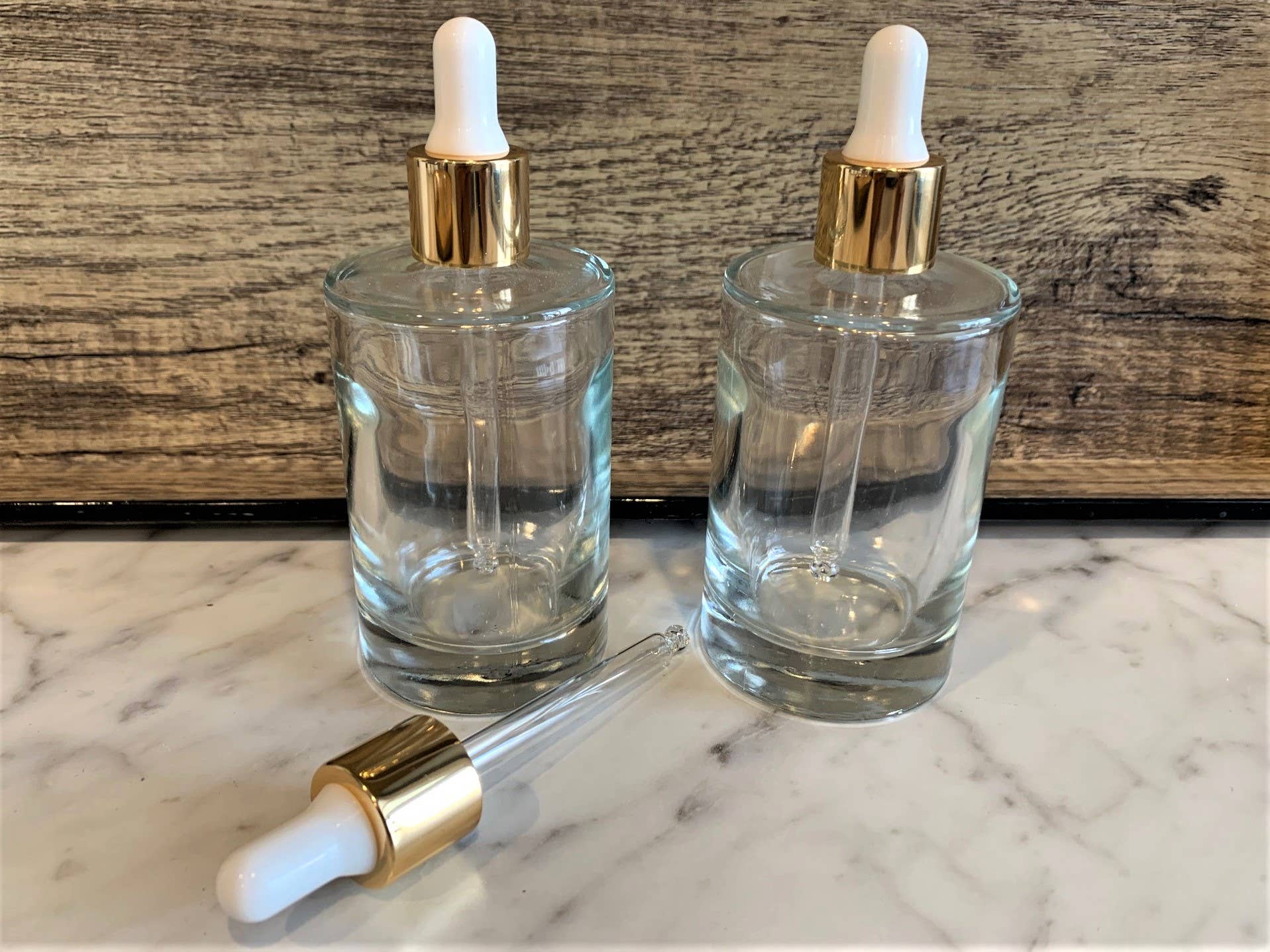 The Bottle Shoppe – Großhandel Ständer für ätherische Öle – 3,4 oz Deluxe Zylinder-Glasflasche mit goldenem Tropfer1