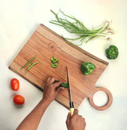 India Handicrafts Inc - Vente Planche à découper - Petite planche à découper en bois d'acacia Live Edge avec poignée circulaire0