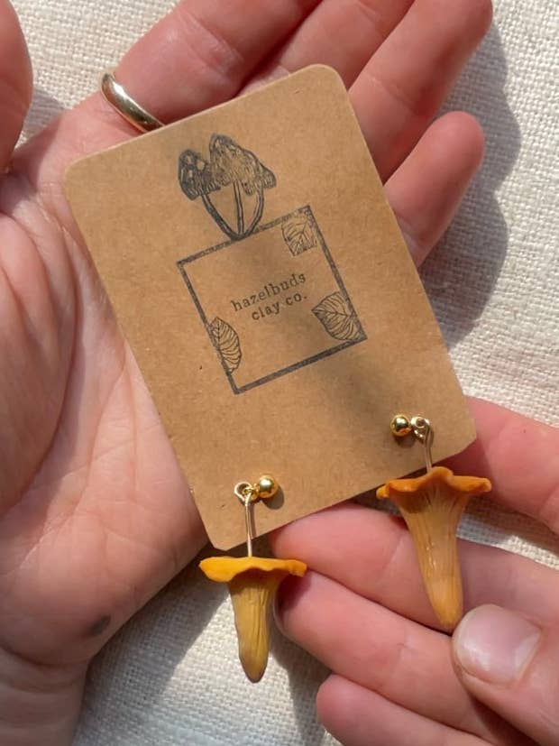 Boucles d'oreilles Chanterelle pour la vente par Hazelbuds Clay Co.