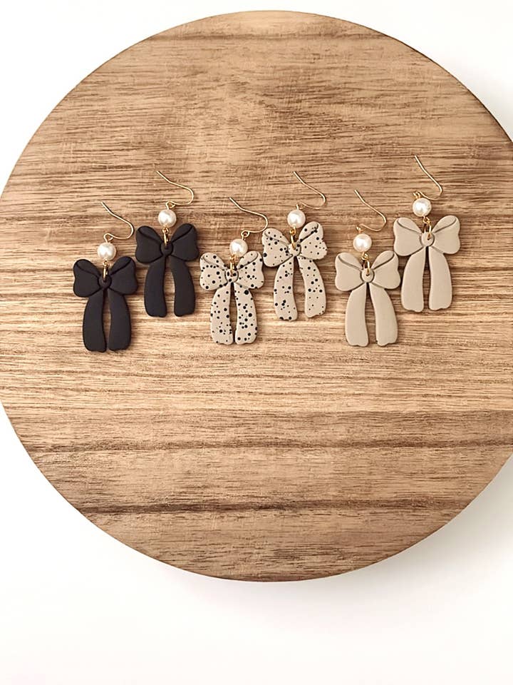 Orecchini a fiocco in argilla fatti a mano, orecchini a fiocco alla moda per la vendita all'ingrosso da parte di Asden & Ash Design