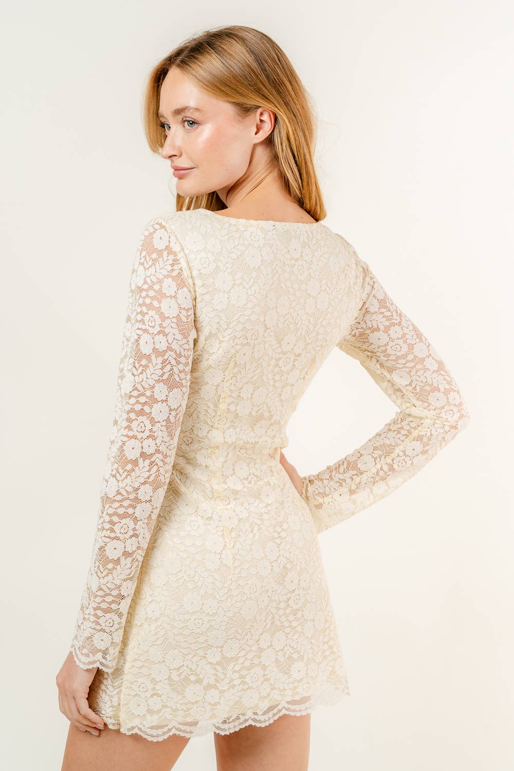 Gelb MINIKLEID MIT TIEFEM U-AUSSCHNITT UND LANGEN ÄRMELN AUS FLORALE SPITZE-DI8192FO für den Großhandel auf Faire3