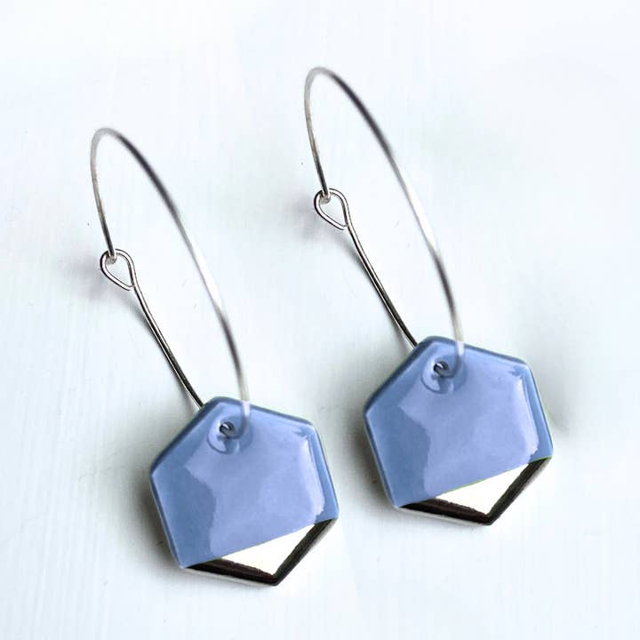 Nya hoop-örhängen med ljusblå hexagonberlocker för wholesale av White Rain Ceramics