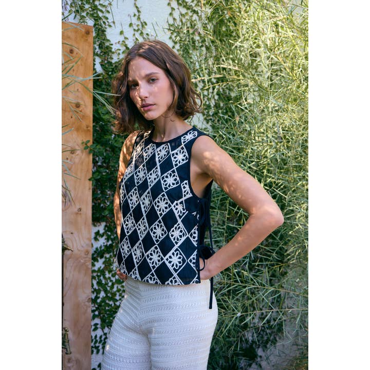 TOP MIT BLUMENAPPLIKATION UND SEITLICHEM FLIEGENDETAIL für den Großhandel von idem ditto