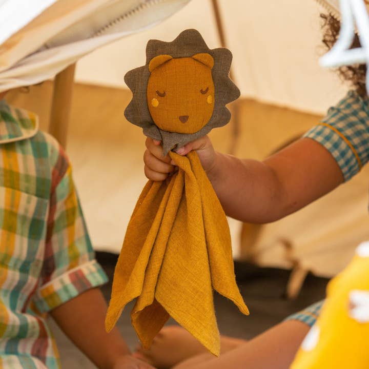 Goldener Löwe Bio-Baby-Schmusetuch für den Großhandel von Little Green Radicals EU