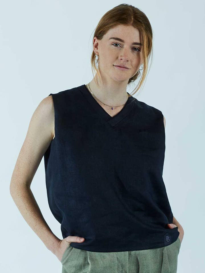 Sleeveless blouse LUNA dark night für den Großhandel von Grenzgang - slow womens fashion made in the Alps