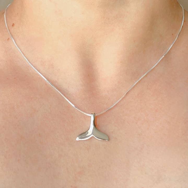 Halskette mit Walschwanz — Meerjungfrau-Anhänger aus 925er-Sterlingsilber für den Großhandel von Blueyejewelry