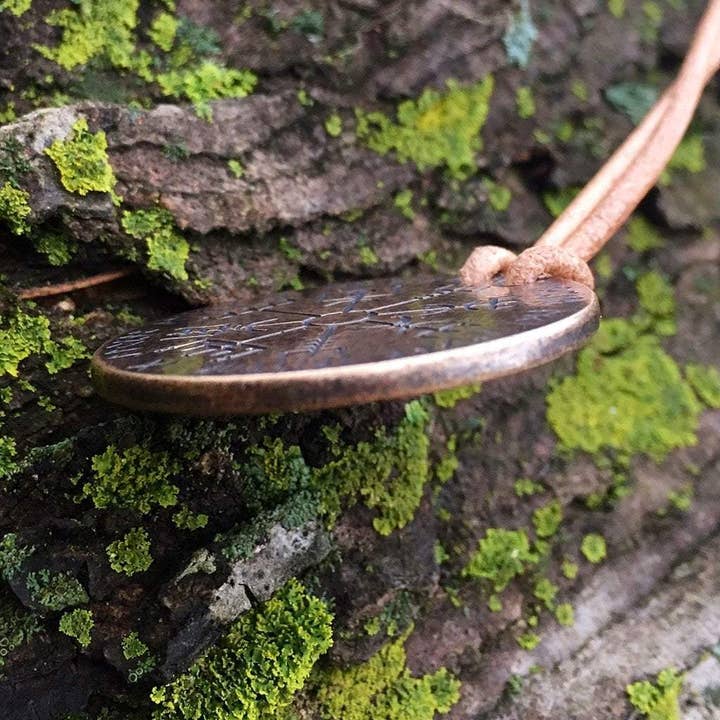 Shire Post Mint – Großhandel Kette mit Anhänger/Charm – Ullr /Vegvsir Bronze und Lederhalskette