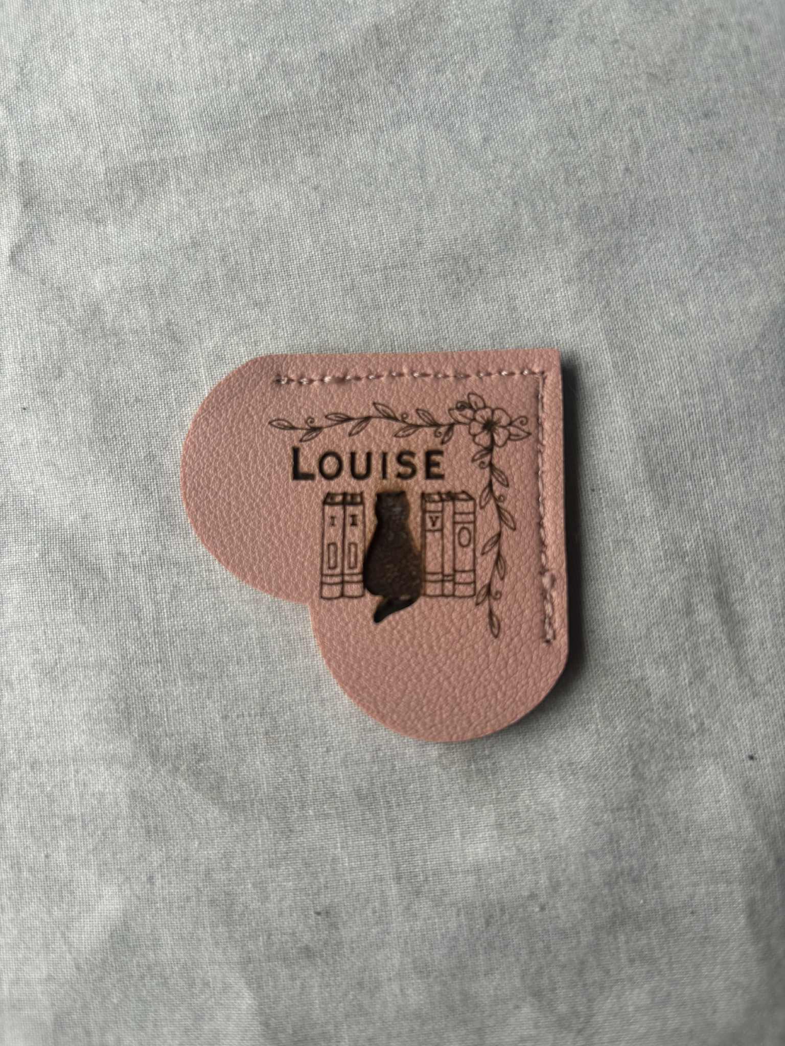 Cryptid Creations – wholesale Bokmärke – Bokmärke i konstläder format som ett hjärta med gravyr4