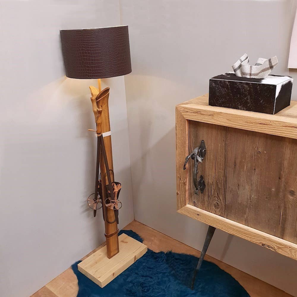LES SCULPTEURS DU LAC - Wholesale Accent/Desk Lamp - Simple floor lamp with wooden skis2
