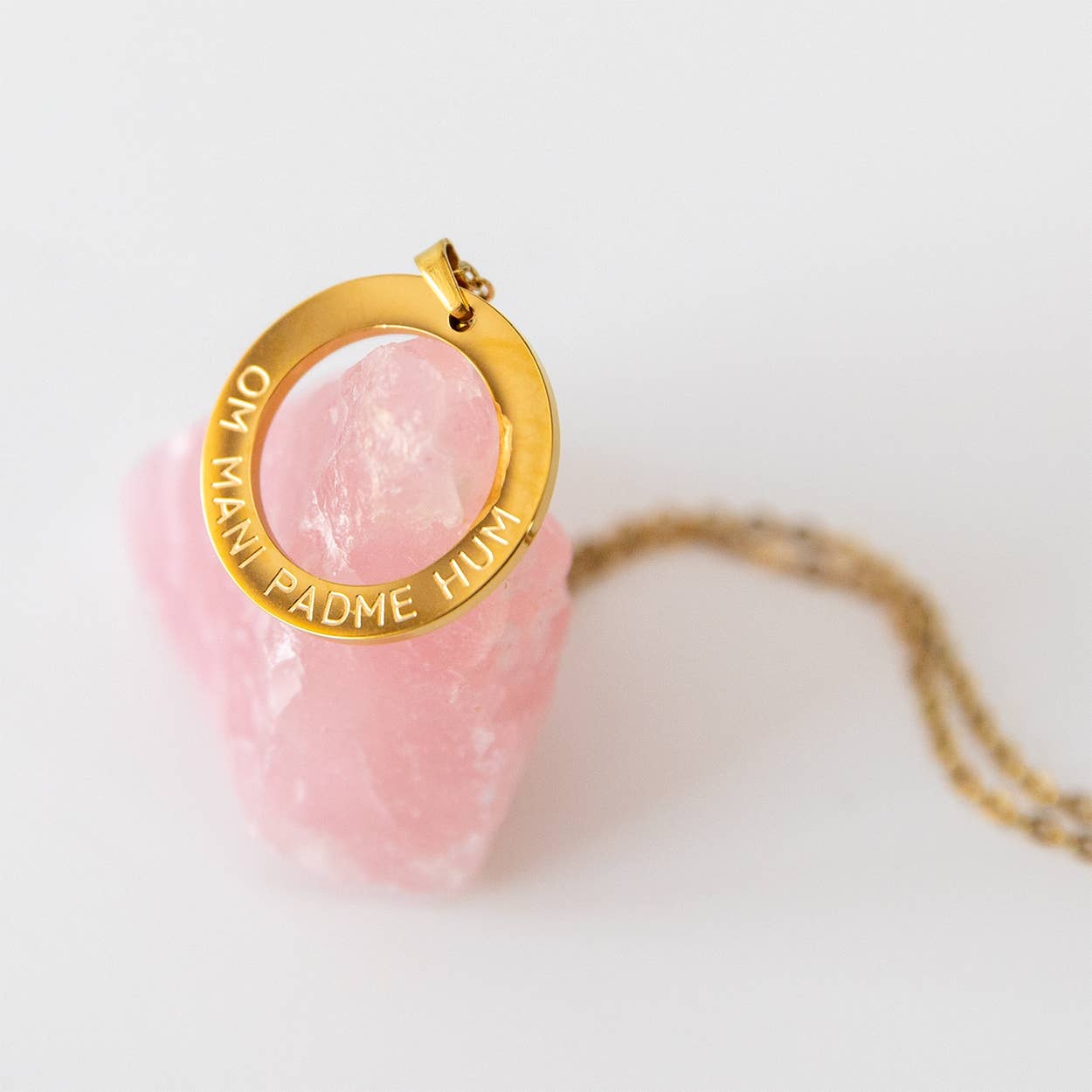 Divasya – Großhandel Kette mit Anhänger/Charm – Halskette mit Anhänger | vergoldet | Mantra: Om Mani Padme Hum4