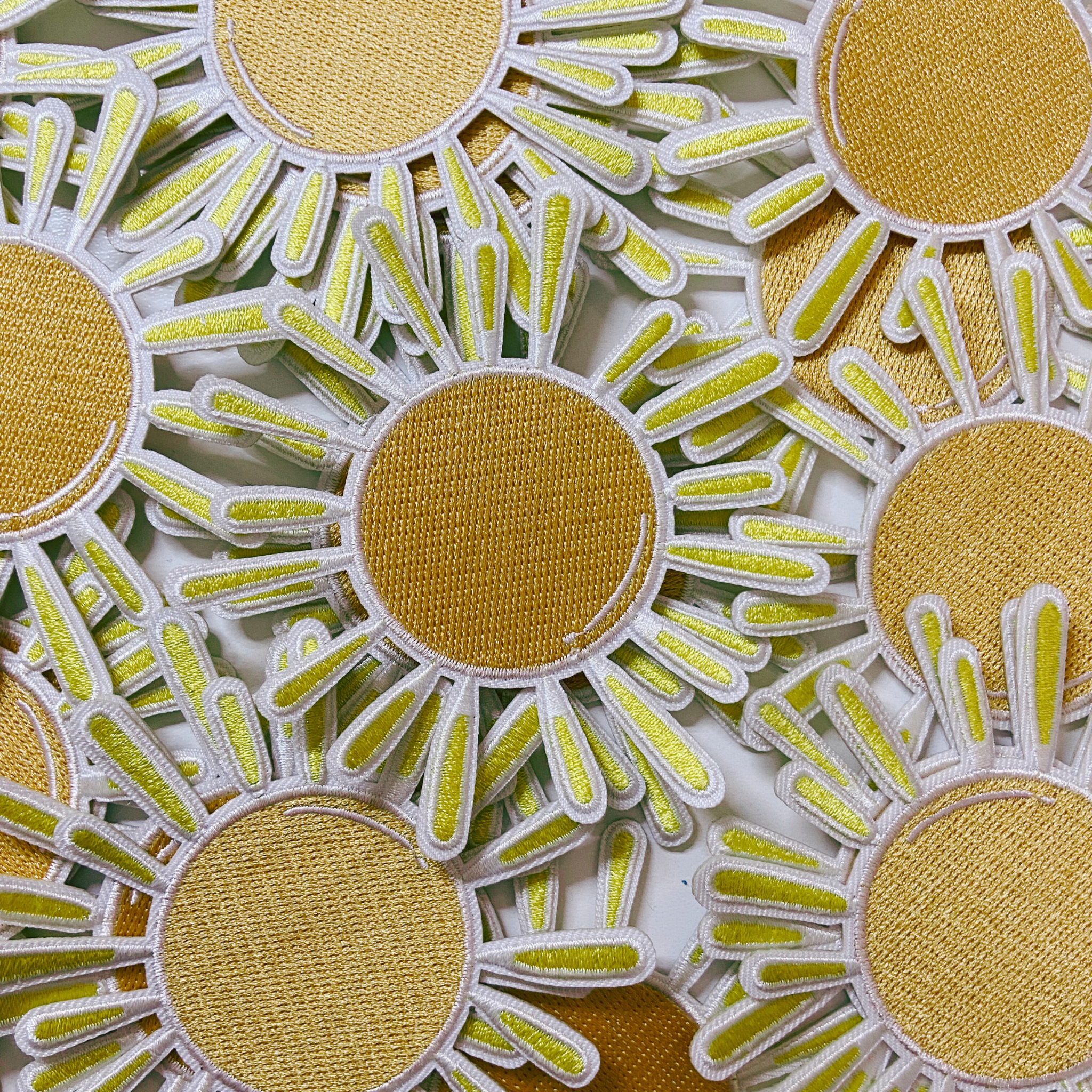 TEELUX – wholesale Lapp – 3,5" SUNSHINE - Broderad hattlapp (version 2)1