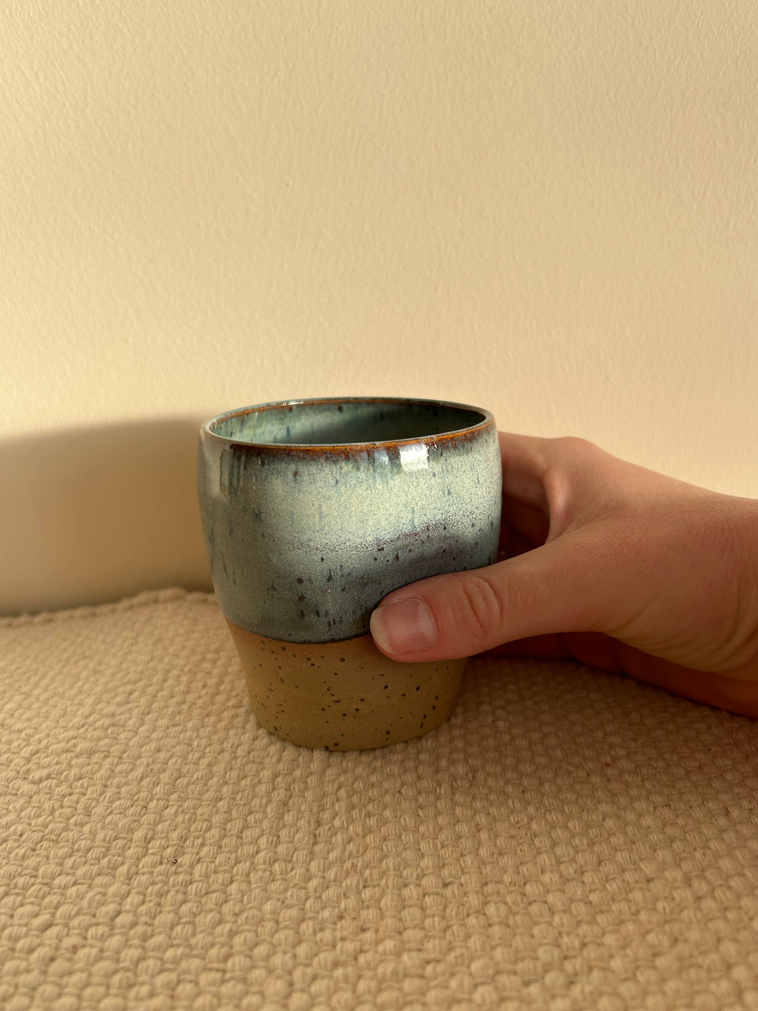 Fernweh Pottery - Vente Tasse à café/thé - Tasse à café à pois bleus1