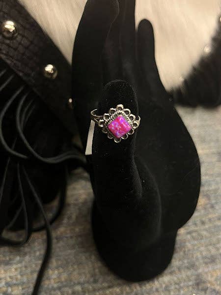 Bagues en argent sterling avec opale de laboratoire pour la vente par Regul Silver