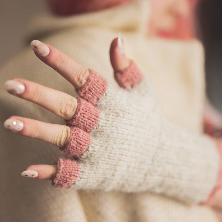 Buno Behen - Vente Gants – femme - Gants en laine teinte naturellement faits main (taille S à L)1