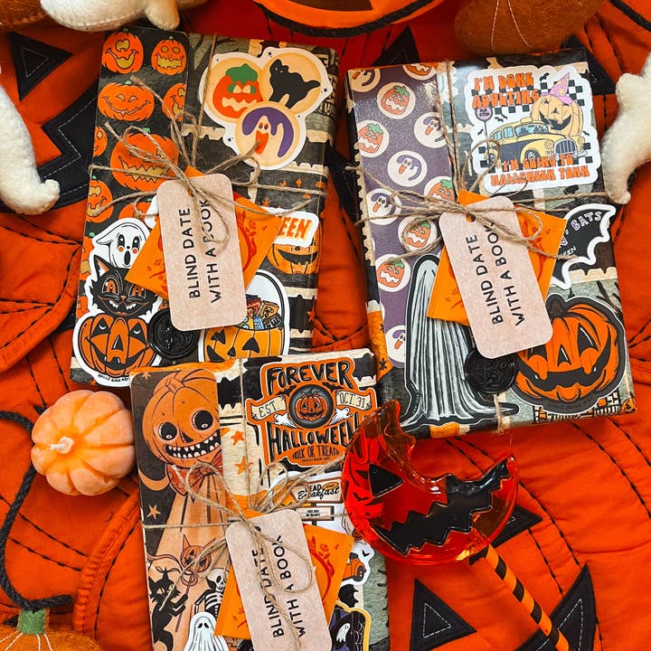 Rendez-vous à l'aveugle avec un livre pour Halloween pour la vente par Belladonna Book Coven