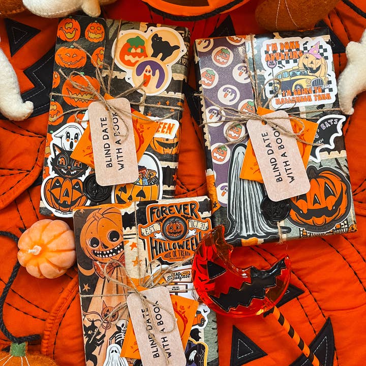 Halloween-blinddejt med en bok för wholesale av Belladonna Book Coven