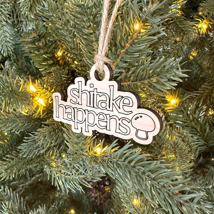 Shitake Happens Svampe Indgraveret Træpynt© for engroshandel hos Aurora North Home